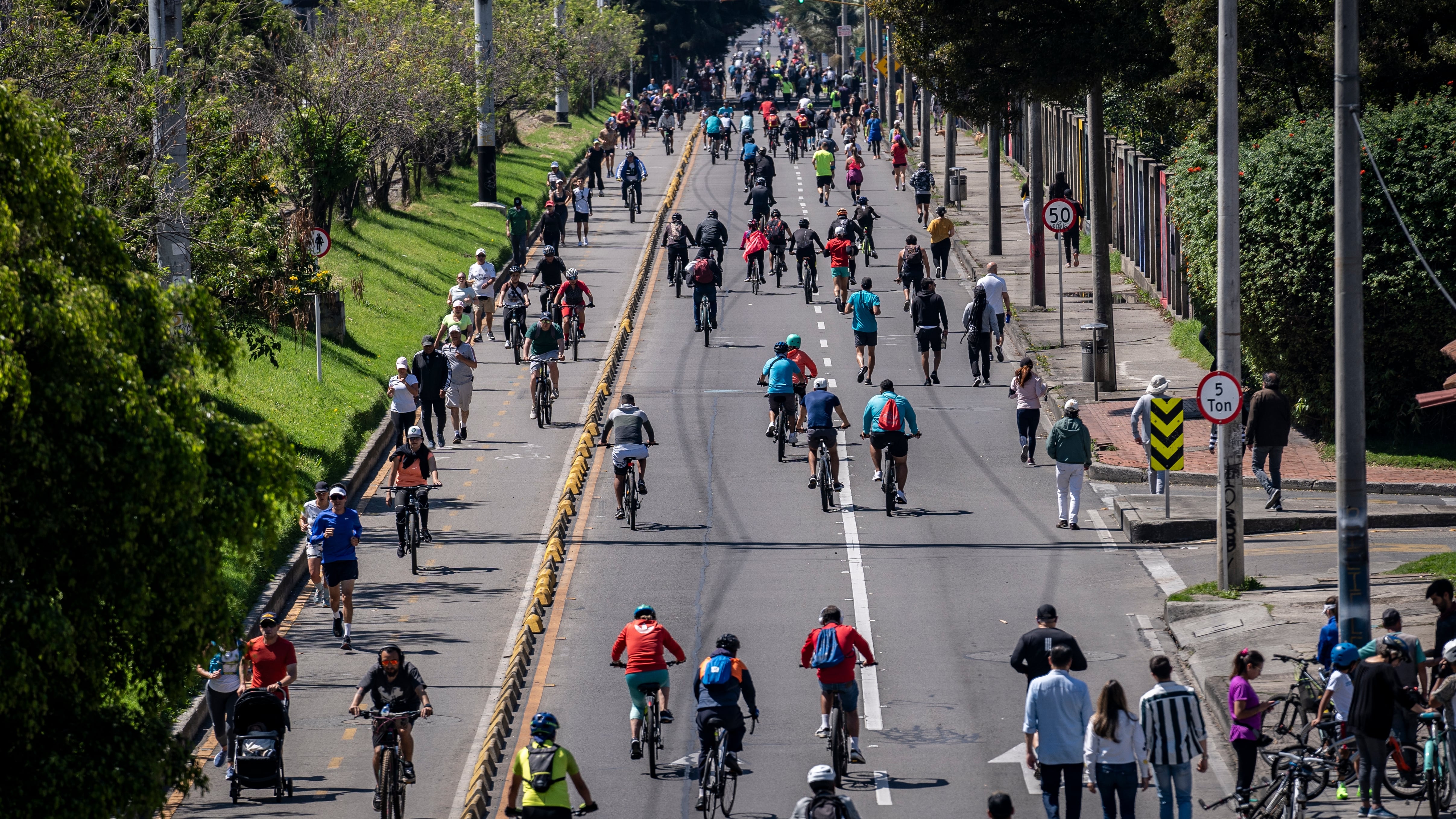 Asistentes a la ciclovía se ejercitan en Bogotá, el 3 de marzo de 2024.