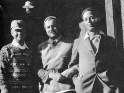 El pintor Gerald Muphy (izquierda) con Hemingway y Dos Passos.
