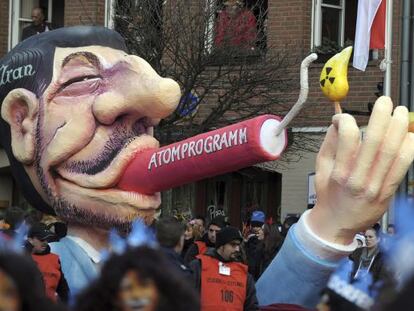 Una carroza de Carnaval en Duseldorf muestra a un mu&ntilde;eco del presidente iran&iacute; Mahmud Ahmadineyad.