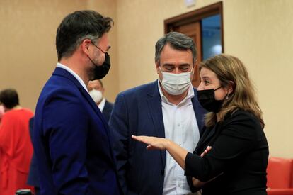 Desde la izquierda, los portavoces de ERC, Gabriel Rufián; PNV, Aitor Esteban, y PSOE, Adriana Lastra, este miércoles en el Congreso.