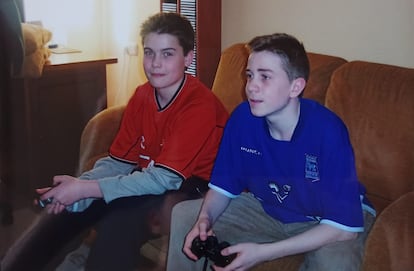 Henry Chard, a la izquierda con la camiseta del CA Osasuna, junto a su "hermano" de acogida, Javier, cuando visitó por primera vez España en 2005.