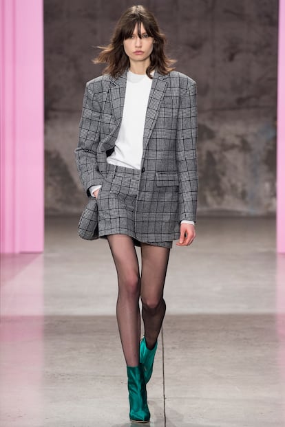 Infinidad de firmas (Balenciaga, Calvin Klein o Alexander Wang) lo han subido a la pasarela. Entre los tops y los abrigos, el traje se convierte en el rey indiscutible de la tendencia. Blazer + falda/pantalón será la fórmula del otoño que está por llegar. En la imagen, la propuesta de Tibi.