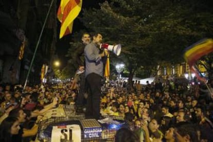 The two independence leaders on top of a Civil Guard vehicle on September 20.