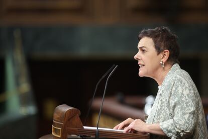 La portavoz de EH Bildu en el Congreso, Mertxe Aizpurua, interviene durante una sesión de control al Gobierno, este miércoles.