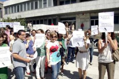 Los funcionarios de Hacienda y de los Juzgados de Vigo se manifiestan ante las puertas de sus delegaciones para protestar por los recortes salariales. EFE/Archivo