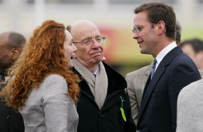 James Murdoch (derecha), junto a su padre, Rupert Murdoch, y la perdiodista Rebekah Brooks, en una carrera de caballos celebrada el pasado 18 de marzo en Cheltenham (Reino Unido).