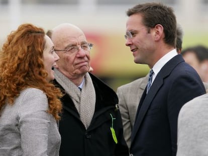 James Murdoch (derecha), junto a su padre, Rupert Murdoch, y la perdiodista Rebekah Brooks, en una carrera de caballos celebrada el pasado 18 de marzo en Cheltenham (Reino Unido).