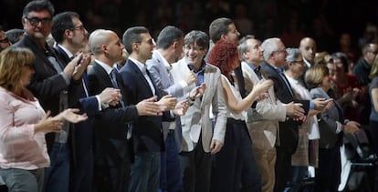 O presidente da Generalitat, Carles Puigdemont (centro), participa do encontro de Coros Infantis da Catalunha no Palau Sant Jordi, de Barcelona.