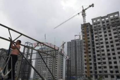 Un operario trabaja en la construcción de un edificio para el programa de viviendas asequibles en la ciudad de Quingdao (China). EFE/Archivo