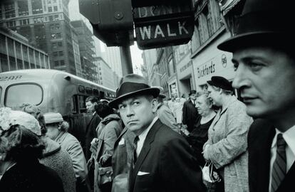 New York, ca. 1962. Reproducción digital póstuma a partir del negativo original. Garry Winogrand Archive, Center for Creative Photography, University of Arizona.