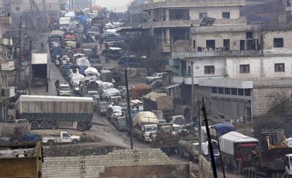 Una caravana de coches huye este jueves hacia la frontera turca ante el avance gubernamental en Idlib.