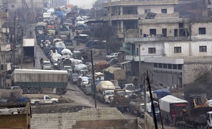 Una caravana de coches huye este jueves hacia la frontera turca ante el avance gubernamental en Idlib.