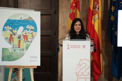 La directora general de Promoción Institucional, María Fernanda Escribano, en la presentación del cartel para este 9 d'Octubre, inspirado en los abrazos del pintor JUan Genovés.