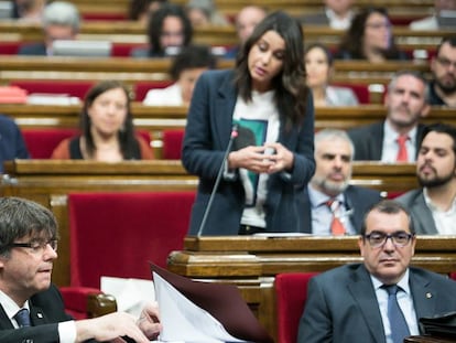In&eacute;s Arrimadas interpela a Puigdemont (izquierda) en el Parlament.