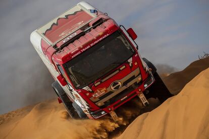 Los integrantes japoneses del equipo Hino, el piloto Teruhito Sugawara y los copilotos Yuji Mochizuki y Hirokazu Somemiya, circulan por una duna en la sexta etapa del Rally Dakar entre Hail y Riyadh, el 10 de enero.