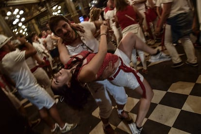 Dos jóvenes bailan en el interior de un bar durante San Fermín, el 13 de julio de 2017.
