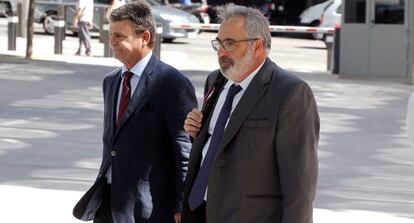 El empresario Vicente Cotino, a la derecha, a su llegada este martes a la Audiencia Nacional.