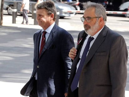 El empresario Vicente Cotino, a la derecha, a su llegada este martes a la Audiencia Nacional.