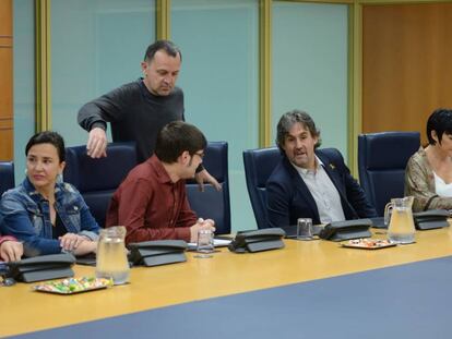 Representantes de Podemos y EH Bildu en la reunión, este jueves, de la Ponencia de Autogobierno,
