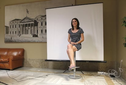 La dirigente de Podemos Irene Montero posa para la foto del Congreso, tras formalizar su acta de diputada de la XII legislatura.