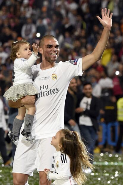 Pepe, uno de los más animados de la fiesta de celebración de la Liga de Campeones, con sus niñas.