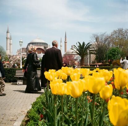 Al fondo de esta imágen de Estambul (Turquía) aparece Santa Sofía, la antigua basílica ortodoxa y posterior mezquita aloja en la actualidad un museo.