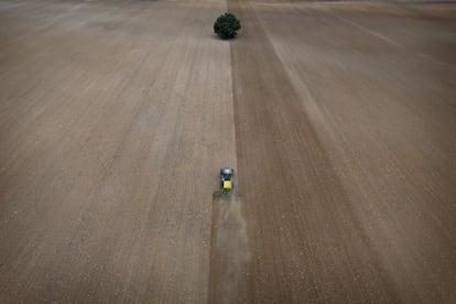 Un tractor, en una finca cercana a Caravaca de la Cruz, en Murcia, la semana pasada.