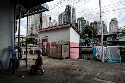 Un niño sentado en su triciclo, junto a una estación de clasificación de residuos cerca del canal en Koh Klang. El sudeste de Asia es una de las regiones del mundo más contaminadas por el plástico. Según un informe reciente del Banco Mundial, los residuos mal gestionados en Tailandia ascienden a unas 428.000 toneladas al año, a pesar de que hay una tasa de recogida y reciclado de residuos sólidos urbanos bastante elevada (88,8%). Bangkok concentra el 18,4% de los residuos plásticos deficientemente gestionados. Una gran cantidad de desechos no recogidos acaba en las vías fluviales. En 2019, el Gobierno tailandés publicó una hoja de ruta para la gestión de los residuos plásticos hasta 2030. Uno de los principales objetivos es eliminar el plástico de un solo uso.