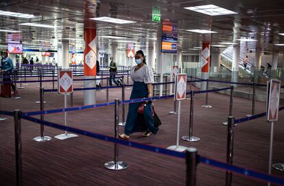 Una pasajera en el aeropuerto francés Charles de Gaulle.