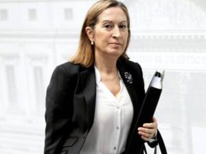 La ministra española de Fomento, Ana Pastor, fue registrada este jueves a su llegada a la reunión semanal del Consejo de Ministros, en el Congreso de los Diputados, en Madrid (España). EFE/Archivo