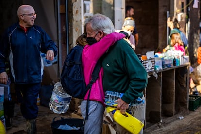 Unas personas abrazadas en la localidad de Paiporta, en Valencia, dos semanas después de la Dana.