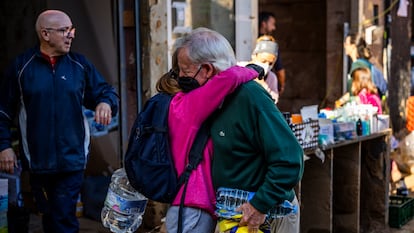 Unas personas abrazadas en la localidad de Paiporta, en Valencia, dos semanas después de la Dana.