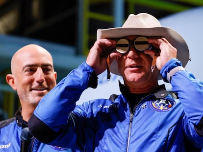 El multimillonario Jeff Bezos muestra unas gafas de protección que pertenecieron a Amelia Earhart en una conferencia de prensa tras el vuelo de la nave espacial Blue Origin.