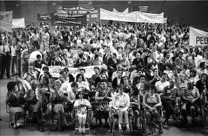 Varios centenares de víctimas, muchas de ellas en sillas de ruedas y con visibles secuelas, y sus familiares se concentran el 21 de octubre de 1983 en Madrid para exigir responsabilidades. Los afectados consideran que ha habido 4.800 muertos (la Justicia reconocerá 1.700). El mayor envenenamiento alimentario de la historia de España deja tras de sí una enfermedad, denominada Síndrome del Aceite Tóxico (SAT), que causa a miles de personas problemas vasculares, lesiones en el sistema nervioso periférico y dermatológicas, y afección de los órganos internos. El resultado es un paciente con debilidad muscular, astenia, calambres y dolores musculares y articulares, sin contar con traumáticas secuelas psicológicas.