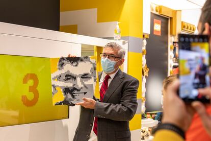 Martín Urrutia muestra su retrato hecho con el 'Mosaic Maker'