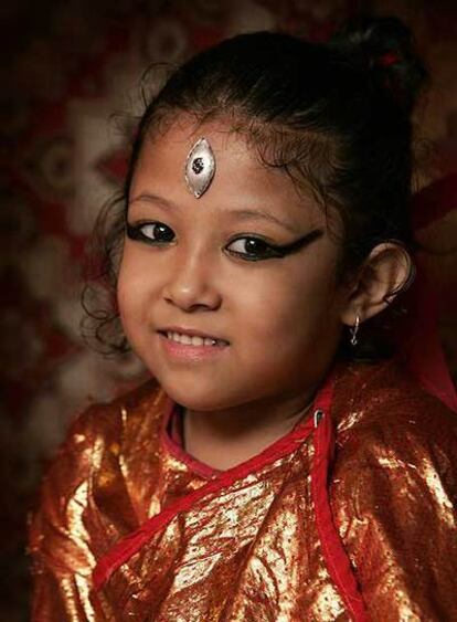 Shreeya Bajracharya sonríe tras su designación como diosa viviente en Nepal.