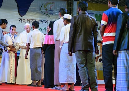 El papa Francisco (3º izq) saluda a varios refugiados rohingya durante una reunión ecuménica e interreligiosa por la paz con el papa Francisco en el jardín del Arzobispado en Dacca (Bangladés).