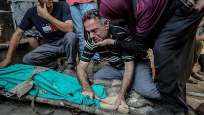 Un hombre lloraba la muerte de un niño en Ciudad de Gaza, este domingo.