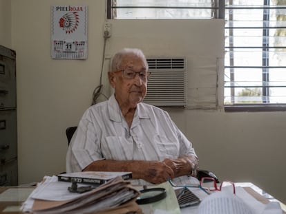 Tomás Oviedo, 98 años,  el abogado activo más viejo de Colombia, en su despacho en Sahagún (Colombia), el 12 de julio de 2023.