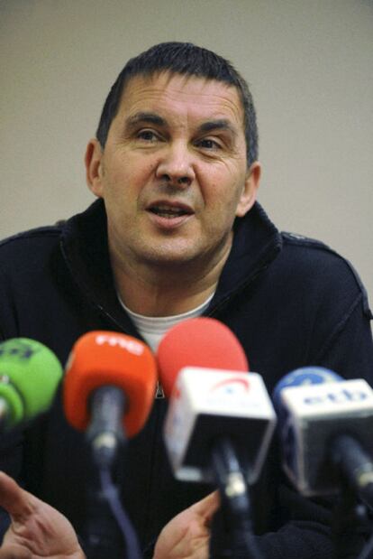 Arnaldo Otegi, en una rueda de prensa en San Sebastián en 2009.