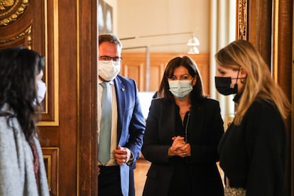 Anne Hidalgo y el alcalde de Mérida, Antonio Rodríguez Osuna, durante una visita de este a París, el pasado día 18.