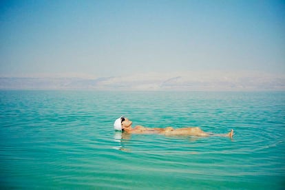 El Mar Muerto es el punto más bajo del planeta, un lugar diferente a todos, con una historia muy antigua y una extraña belleza. Los riscos del desierto de Judea, partidos por cañones secos, se alzan sobre las aguas azul cobalto del Mar Muerto, bordeadas de blancos depósitos salinos, rojizos acantilados y mechones de vegetación verde oscuro. En el oasis de Ein Gedi hay manantiales perennes que riegan una vegetación tan frondosa que ha hecho pensar que aquí estuvieron los jardines del Edén.