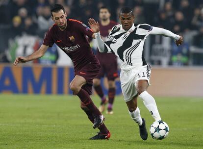 Sergio Busquets del barcelona y el jugador de la Juventus Douglas Costa.