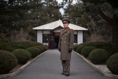 El teniente del Ejército Popular de Corea, Hwang Myong-jin, posa para una foto frente a la cabaña donde se celebraron las negociaciones para el acuerdo de armisticio de la Guerra de Corea en 1953, en Panmunjom cerca de la Zona Desmilitarizada que separa Corea del Norte y Corea del Sur.