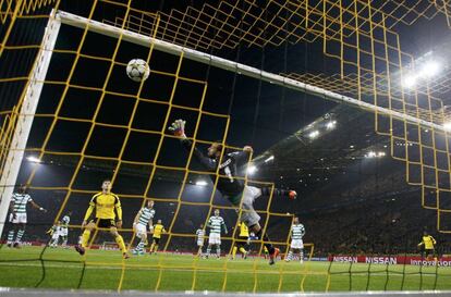 Adri&aacute;n Ramos marca para el Borussia Dortmund.