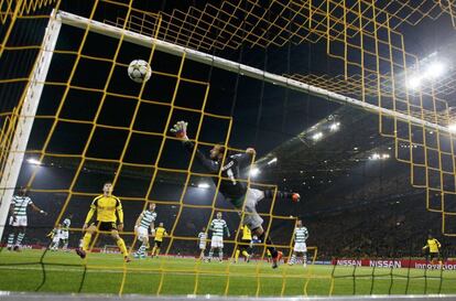 Adrián Ramos marca para el Borussia Dortmund.