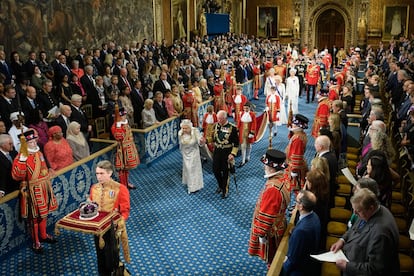 El Parlamento en pie a la llegada de la reina y el príncipe.