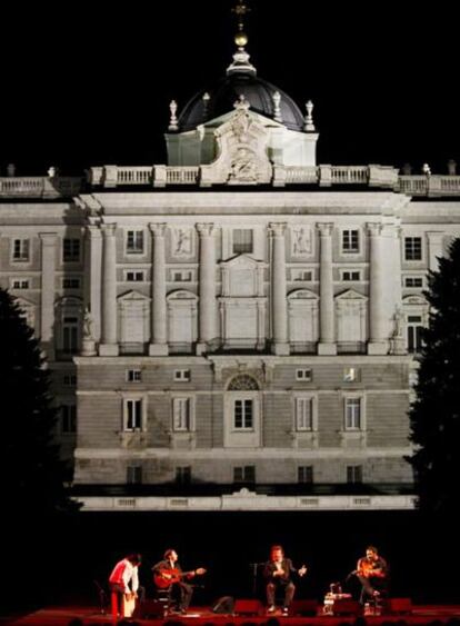 El cantaor Enrique Morente, actuando en los Jardines de Sabatini, junto al Palacio Real de Madrid