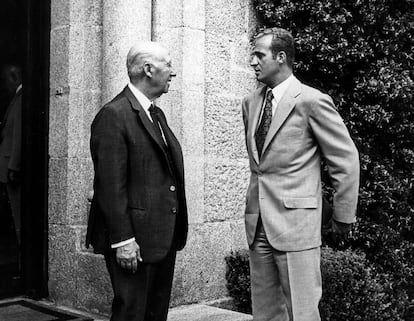 El Jefe del Estado, Francisco Franco, conversa con el Príncipe Juan Carlos a su llegada al Palacio del Meirás el 29 de julio de 1973.