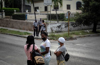 Familiares de los detenidos durante las protestas de 2021 esperan fuera del tribunal donde están siendo juzgados, en La Habana, Cuba, el 11 de enero de 2022.